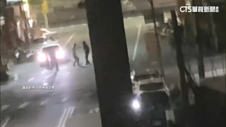 違規遭攔爆口角！　當街拉扯推倒警　遭噴辣水制伏