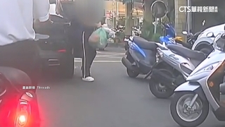 疑貪圖方便？婦違停路中間倒垃圾　騎士怒：太誇張