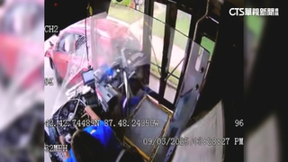 命懸一線！德州警遭撞倒掛高架橋邊　驚險救援