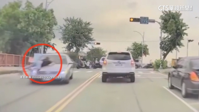 【台語新聞】不甘母被詐逾400萬　女兒趴引擎蓋攔車手 | 華視新聞