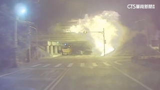 疑恍神肇禍！聯結車國道自撞　油箱飛落邊坡爆炸