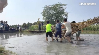 體驗林內百年搶水文化！　學生扛「籠仔笱」泥田奔跑