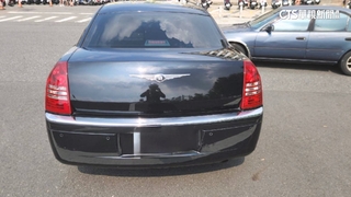 撞到千萬賓利？　車禍引熱議　網友：是「克萊斯勒啦」