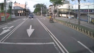 危！女兒推輪椅走快車道　媽媽歉：她視力不好非故意