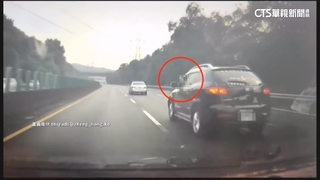 扯！國道行車糾紛「追車掏槍」　駕駛爆8月也亮槍