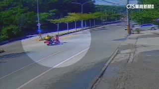 8旬婦騎電動代步車橫切車道　遭重機猛撞不治