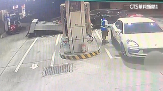 轎車直衝進加油站！　撞倒加油機　壓傷加油騎士