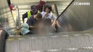 看護推輪椅搭手扶梯翻落　翁重摔慘波及婦人
