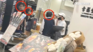 買飲料爆糾紛！醉男咆哮推店員　一旁友丟「扇子」助陣