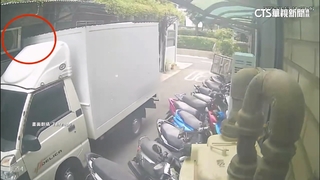 好衰！　貨車撞壞冷氣室外機逃　屋主怨「監視器壞光光」