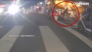 輪椅翁未走斑馬線卡車陣　轉彎車沒禮讓　警：都要罰