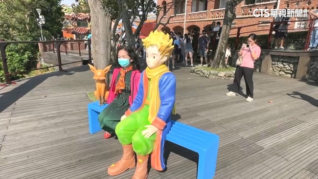 免飛釜山！高雄也有小王子雕像　民眾排隊等候搶拍 | 華視新聞