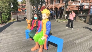 免飛釜山！高雄也有小王子雕像　民眾排隊等候搶拍