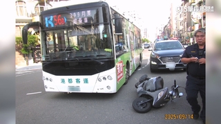 75歲翁騎車闖紅燈　「直直衝」撞公車慘摔