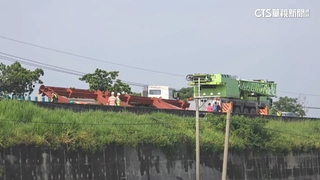 台82快速道聯結車掉落鋼骨　占據車道回堵嚴重