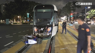 違規左轉撞！輕軌車頭板金受損　騎士送醫無礙