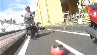 麥帥橋上婦「掉安全帽」　後車急剎1騎士打滑重摔