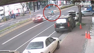 警車閃燈路口撞左轉機車　7旬婦急救恢復心跳