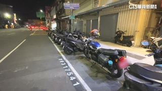 火車站車位難求！　汽車格已停紅牌重機　2機車違規擠入