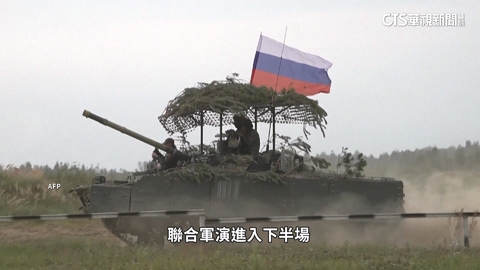 普丁著軍裝視察「雙俄軍演」 稱10萬軍人參加