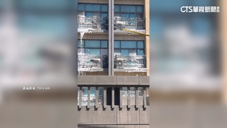 9月飛雪？　大樓外牆狂流泡沫...警衛解答：更換消防設備