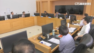 台中市議會為普發5萬吵翻天　議員拍桌互槓場面火爆