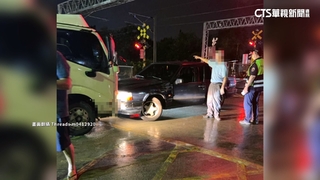 小客車不要命！　卡平交道鐵軌險遭火車撞　駕駛長急剎