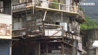 「鼓山怪怪屋」建築廢料搭陽台.水管成掛飾　　屋主：廢物利用