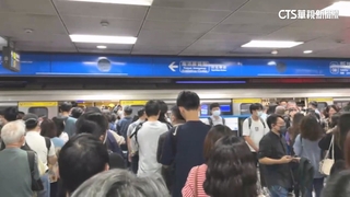 板南線又異常！　新埔站車門夾「隨身物品」　千人換乘