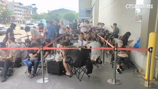 iPhone17開賣！　果粉排隊爆黃牛卡位　賣場澄清