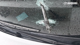 國道天外飛鐵鉗「插破擋風玻璃」　駕駛驚報警