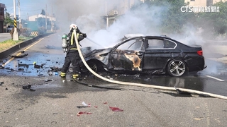 疑車速過快！自撞分隔島翻一圈起火　急拉出駕駛救命