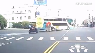 驚險片！公車過彎擦撞單車　學生倒地幸僅擦挫傷