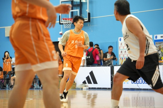 運動部長李洋率同仁打籃球比賽　自評60並笑稱「還沒找到偷懶的方法」 | 華視新聞