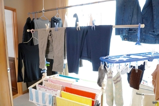 鬼月「衣服晾過夜」！婆婆要求全部重洗　人妻傻了：有人在意？