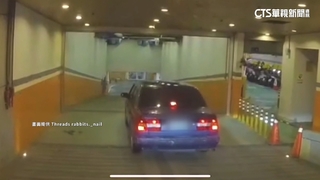 又是你！　開車闖平交道.撞百貨防撞桿　82歲翁移送