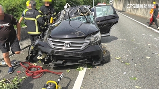 回家幫媽慶生！　女國道自撞翻車5傷「1人飛車外」