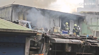 木柵鐵皮民宅陷火海　男女急抱2童爬屋頂逃生幸無礙