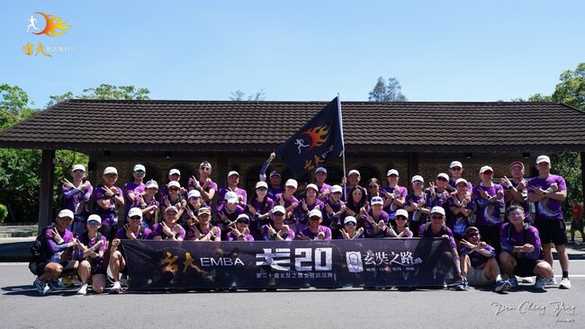 台大EMBA戈20正式啟航！62位成員勇闖戈壁 挑戰121公里極限征途 | 華視新聞