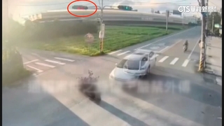 送報員闖紅燈遭撞亡　水電工違規左轉遭撞不治