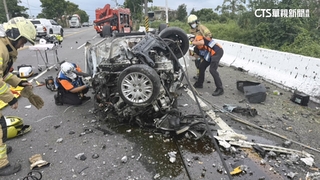 轎車疑飆速撞電桿翻覆淪廢鐵　駕駛重傷