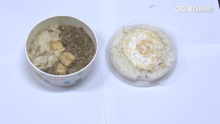 傻眼！外帶鐵板燒竟「菜肉混泡湯」　業者：為防壓改餐盒