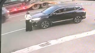 疑酒駕車禍！「1萬私了未果」落跑　女肉身擋車遭輾傷