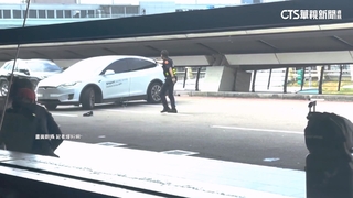 黃牛運將違規載客拒檢逃！　港籍旅客被甩出輾過　警開8槍攔截