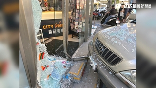 62歲駕駛「越開越歪」直撞超商　大門柱凹.玻璃碎滿地