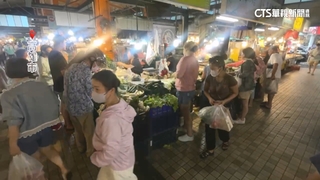 颱風來前趕快補貨！　高雄黃昏市場.賣場湧採買人潮