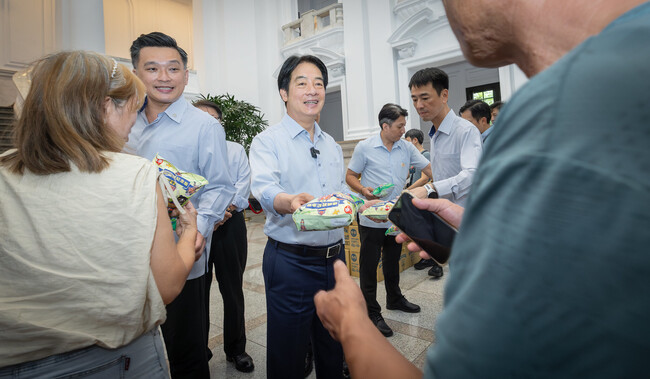 參觀總統府遇賴清德發零食　民眾喊「謝謝萊爾校長」引正反熱議 | 華視新聞