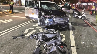 疑吸毒騎車拒檢！　加速逆向闖燈逃　撞巡邏車被逮