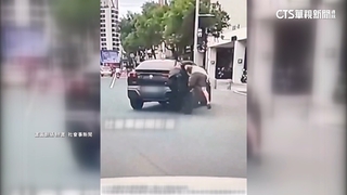 騎車滑手機！　58歲騎士撞車翻一圈　多處挫傷