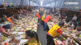 722桌供品26秒清空！　苗栗宮廟「搶供品」　民眾比快手